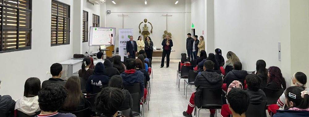 FCE-UNA orienta a estudiantes del Colegio Nacional de la Capital sobre su futuro académico