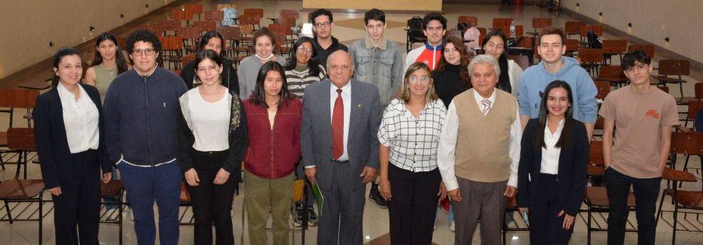 Estudiantes de Economía participaron en charla sobre economía solidaria e IRP en la FCE UNA