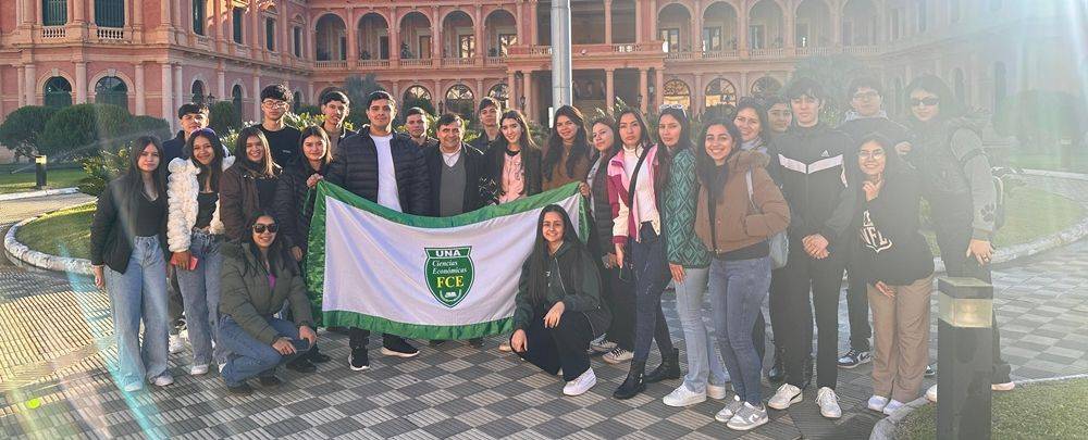Alumnos de la FCE UNA - Filial Caaguazú realizan enriquecedora visita a Asunción y participan en la Expo Universitaria
