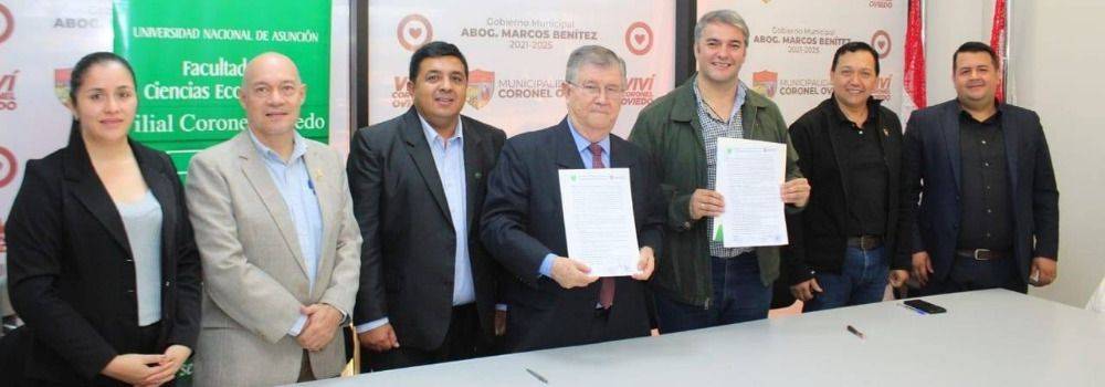 Firma de convenio entre la FCE UNA y la Municipalidad de Cnel. Oviedo