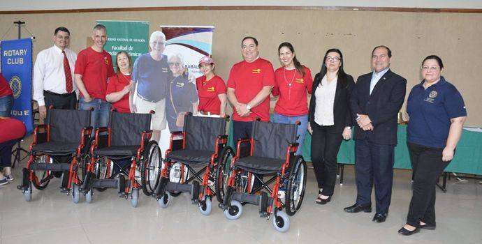 FCE-UNA coopera en la entrega de sillas de ruedas para fortalecer la accesibilidad