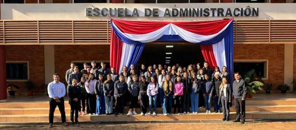 FCE-UNA fortalece su internacionalización con conferencia sobre innovación y competitividad