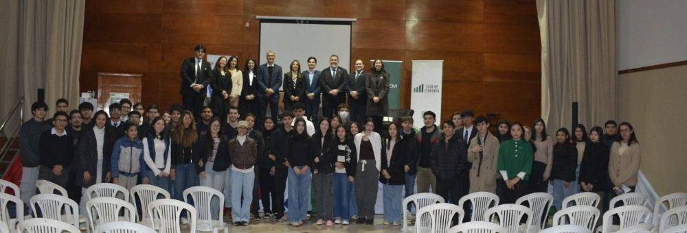La FCE-UNA recibe a un panel de expertos en el mercado bursátil paraguayo