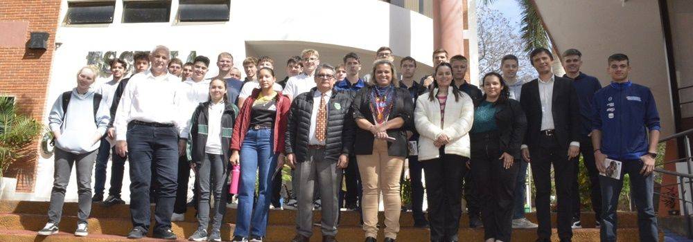 Alumnos del Colegio Secundario Loma Plata visitaron la Facultad de Ciencias Económicas de la UNA