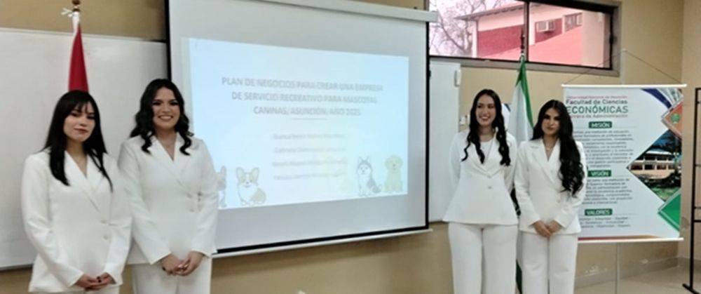 Turno noche C de Administración, presentó sus Proyectos Finales de Carrera en la FCE UNA 